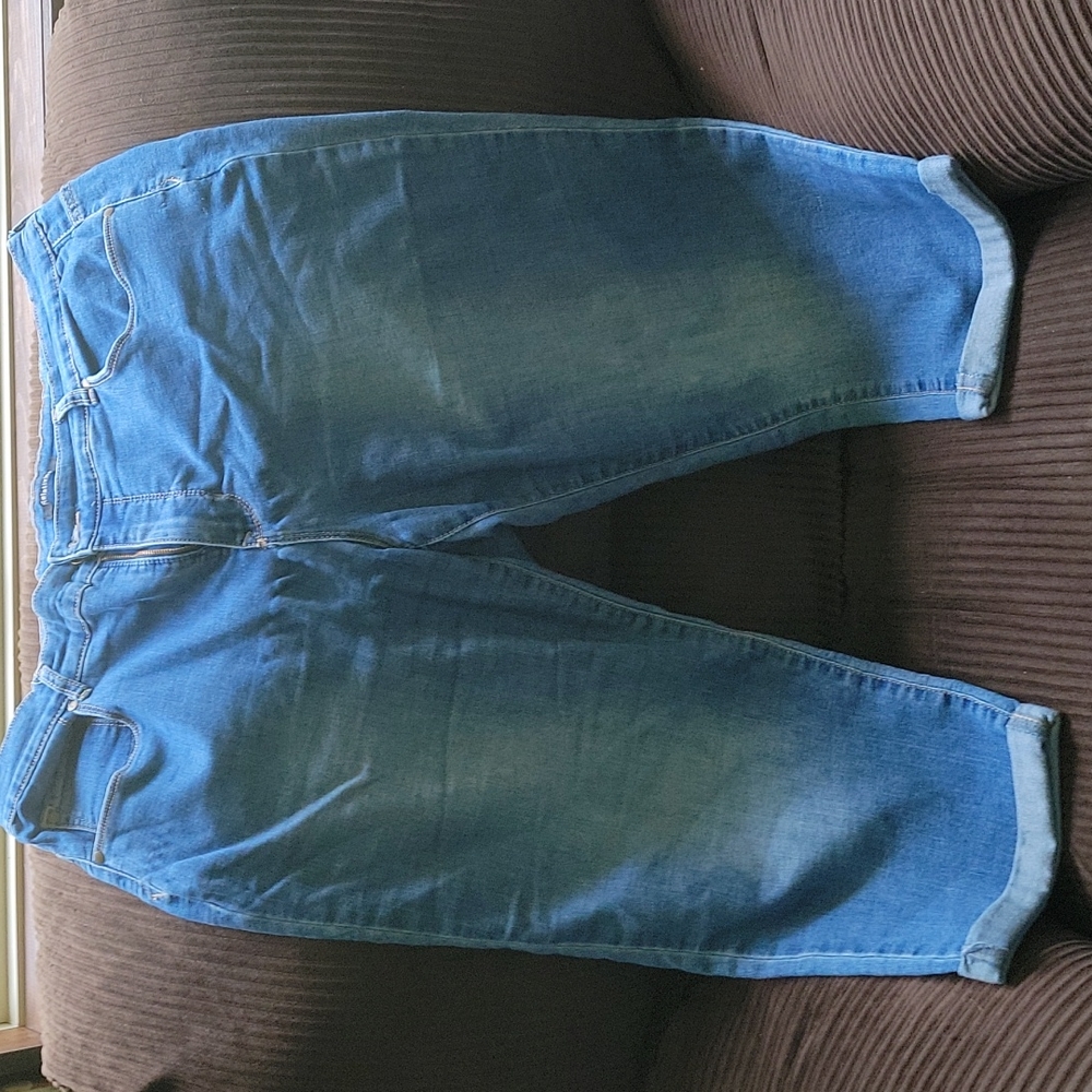 RELATIVITY Capris